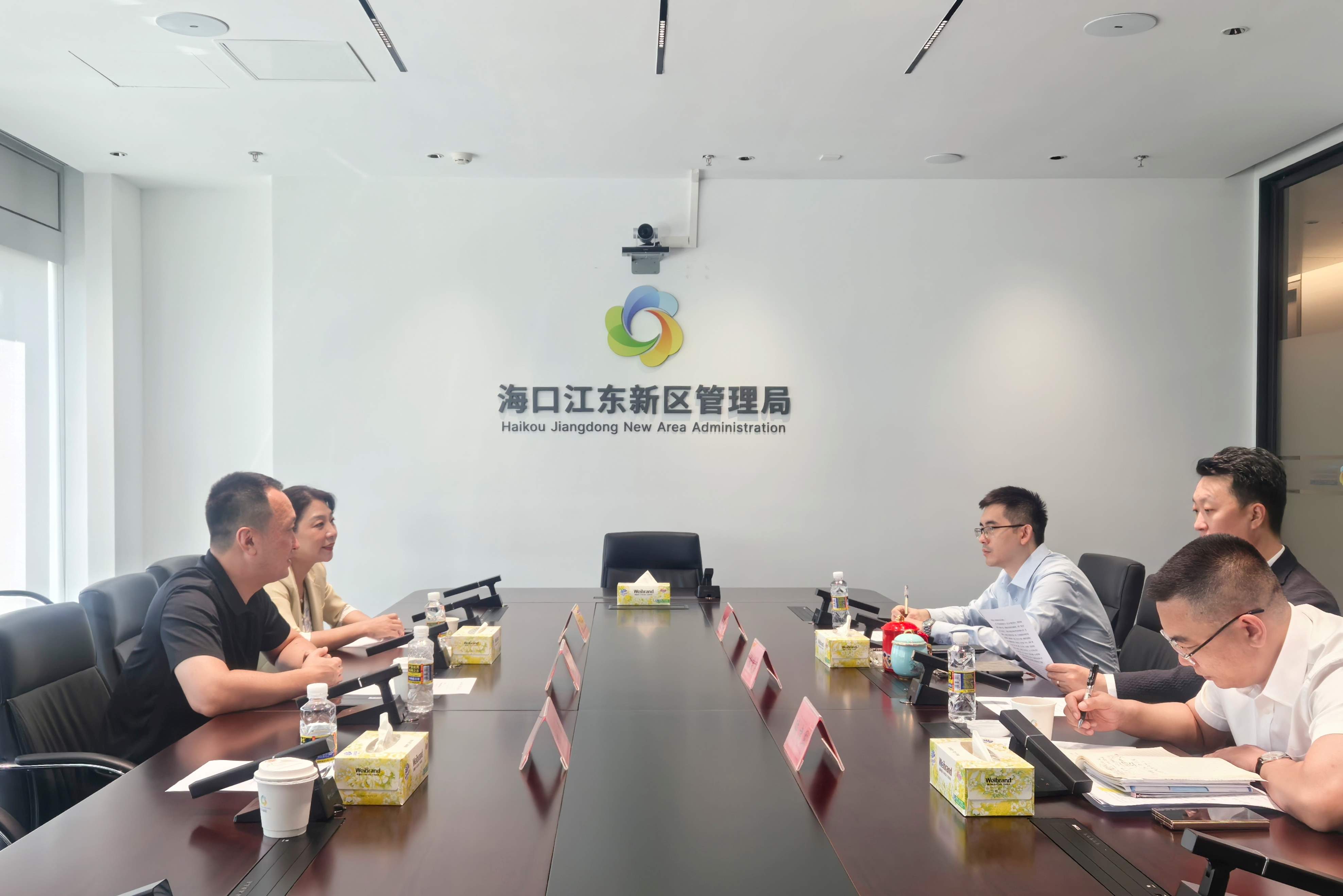 7月10日，供銷(xiāo)大集與?？诮瓥|新區管理局舉行座談.jpg