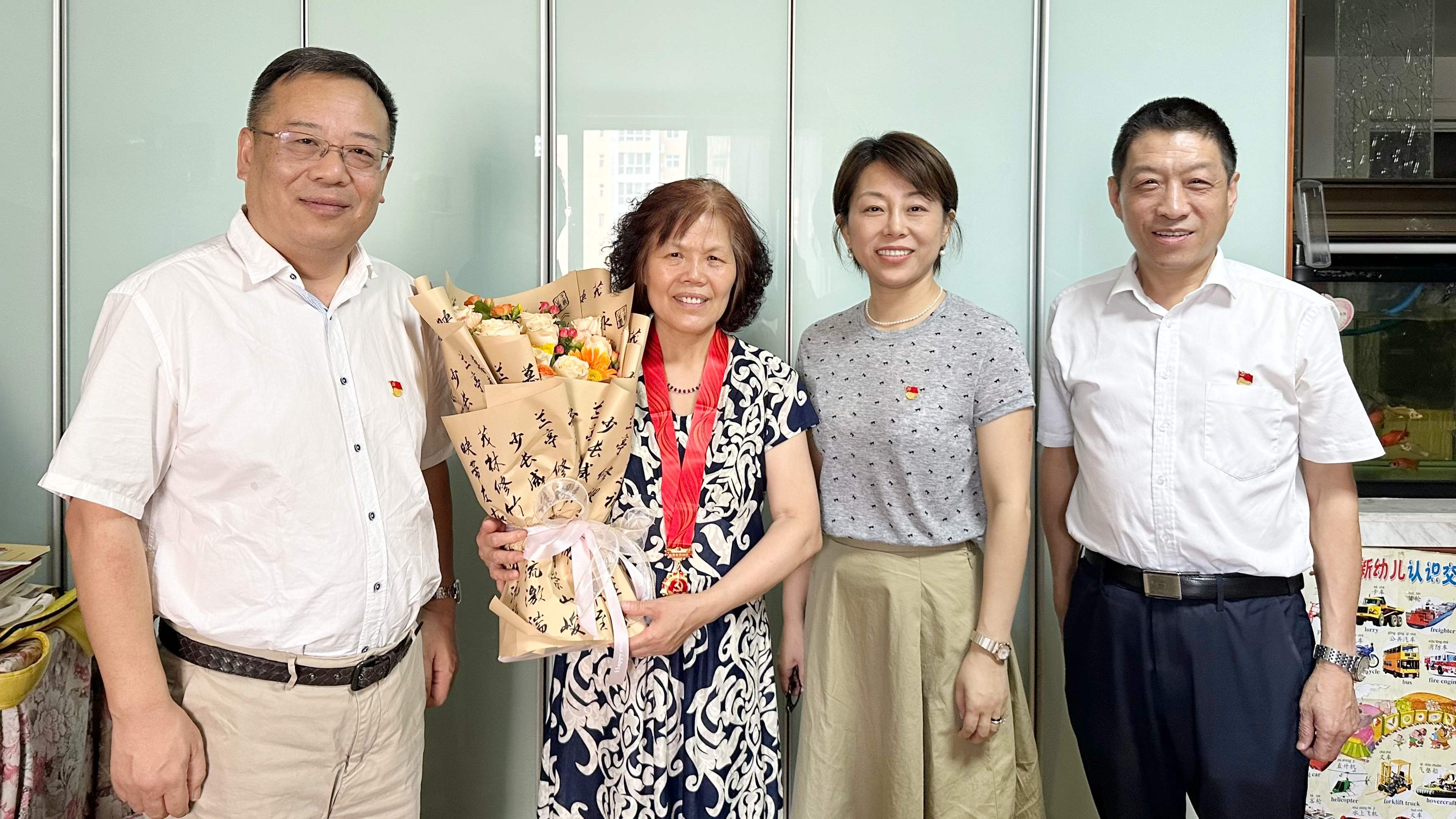 7月，杜璟與單鋒安為老黨員頒發(fā)在黨50年紀念章.jpg